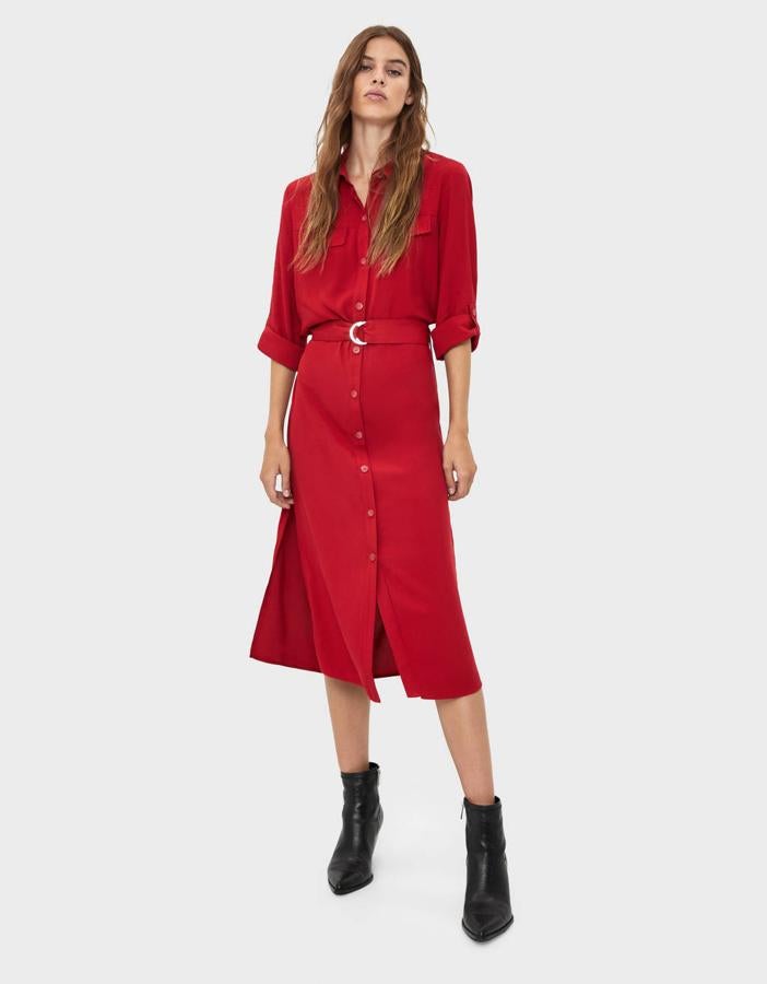 Vestido rojo estilo camisero de Bershka (25,99 euros).
