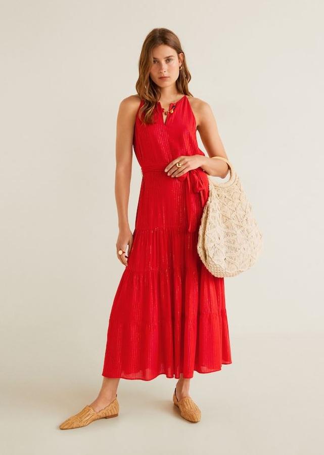 Vestido largo rojo con cuello halter de Mango (49,99 euros).