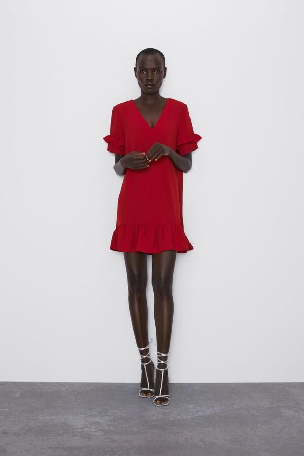 Vestido rojo mini con volantes en el bajo y en las mangas de Zara (25,95 euros).