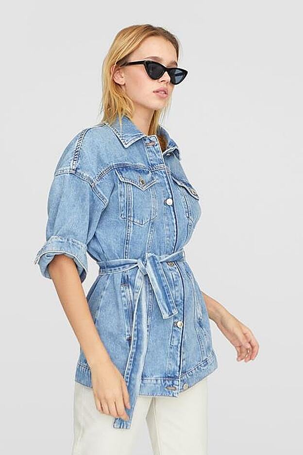 Cazadora vaquera de la nueva colección de Stradivarius.