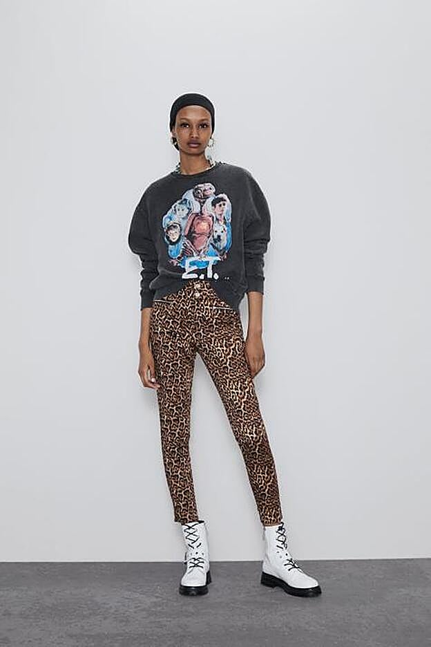 Pantalones pitillo con estampado de leopardo, de la nueva colección de Zara (25,95 euros).