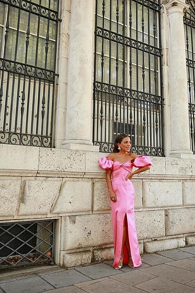 Paula Ordovás subía una storie a su perfil de Instagram resaltando lo munho que le gusta vestir de rosa. El vestido es de Redondo Brand.