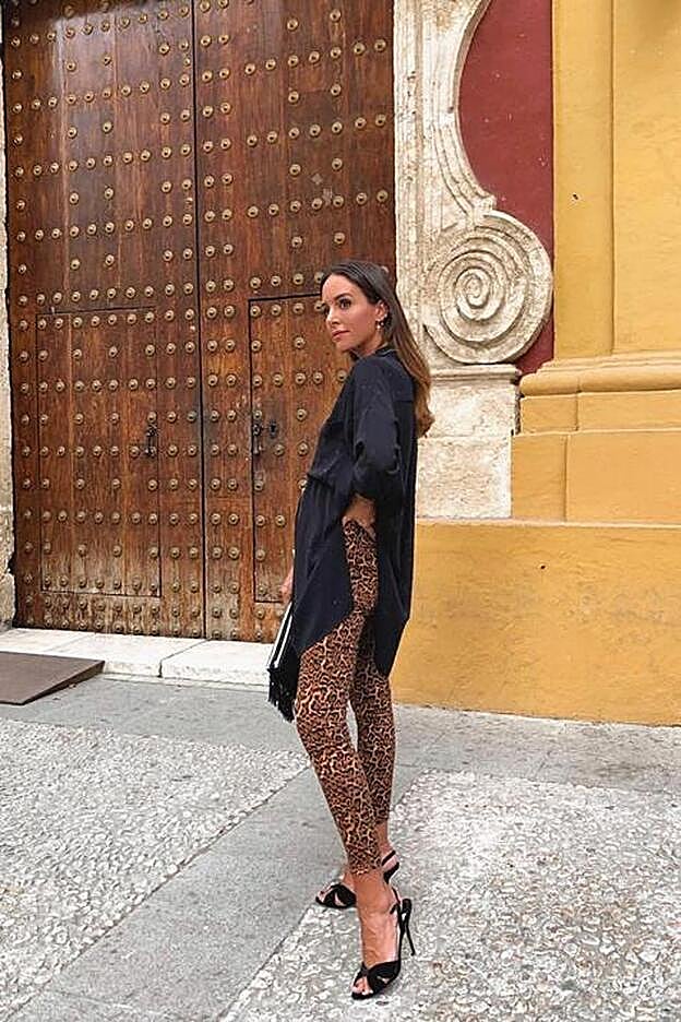 Rocío Osorno lleva pantalones pitillo de leopardo de la nueva colección de Zara.