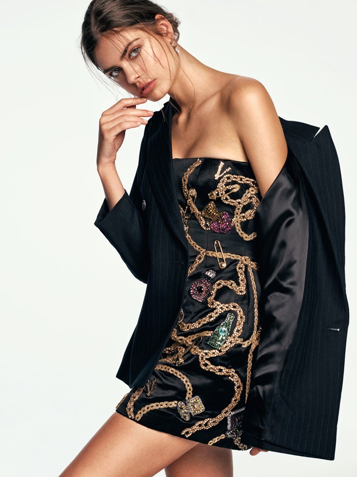 Vestino mini de Versace, blazer de Sandro y pendientes de Aristocrazy.