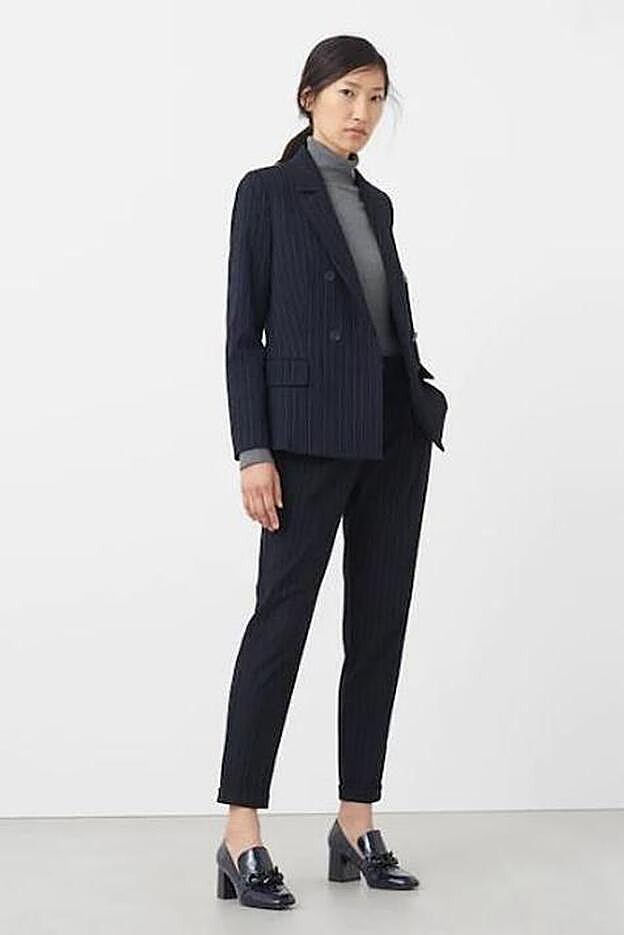 Con pantalón de corte tobillero y americana entallada, esta opción es de Mango.