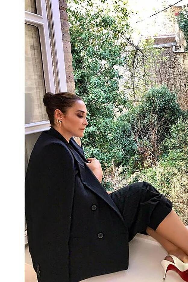 Vicky Martín Berrocal con traje masculino de Zara.