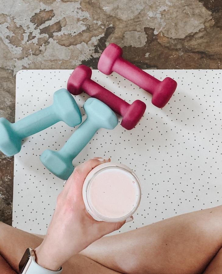 La proteína es un macronutriente que ayuda a mantener bajo control el hambre y el índice glucémico. No es recomendable abusar de las bebidas protéicas, simplemente debemos consumirlos si no llegamos a nuestro consumo diario de proteínas.