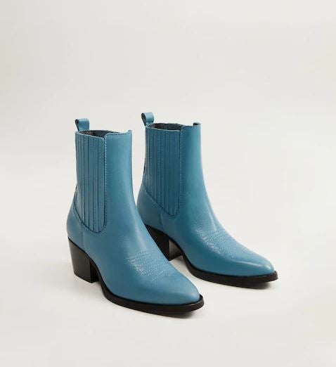 Botines azules estilo cowboy de Mango. (79,99 euros). ¡Sal de lo clásico!