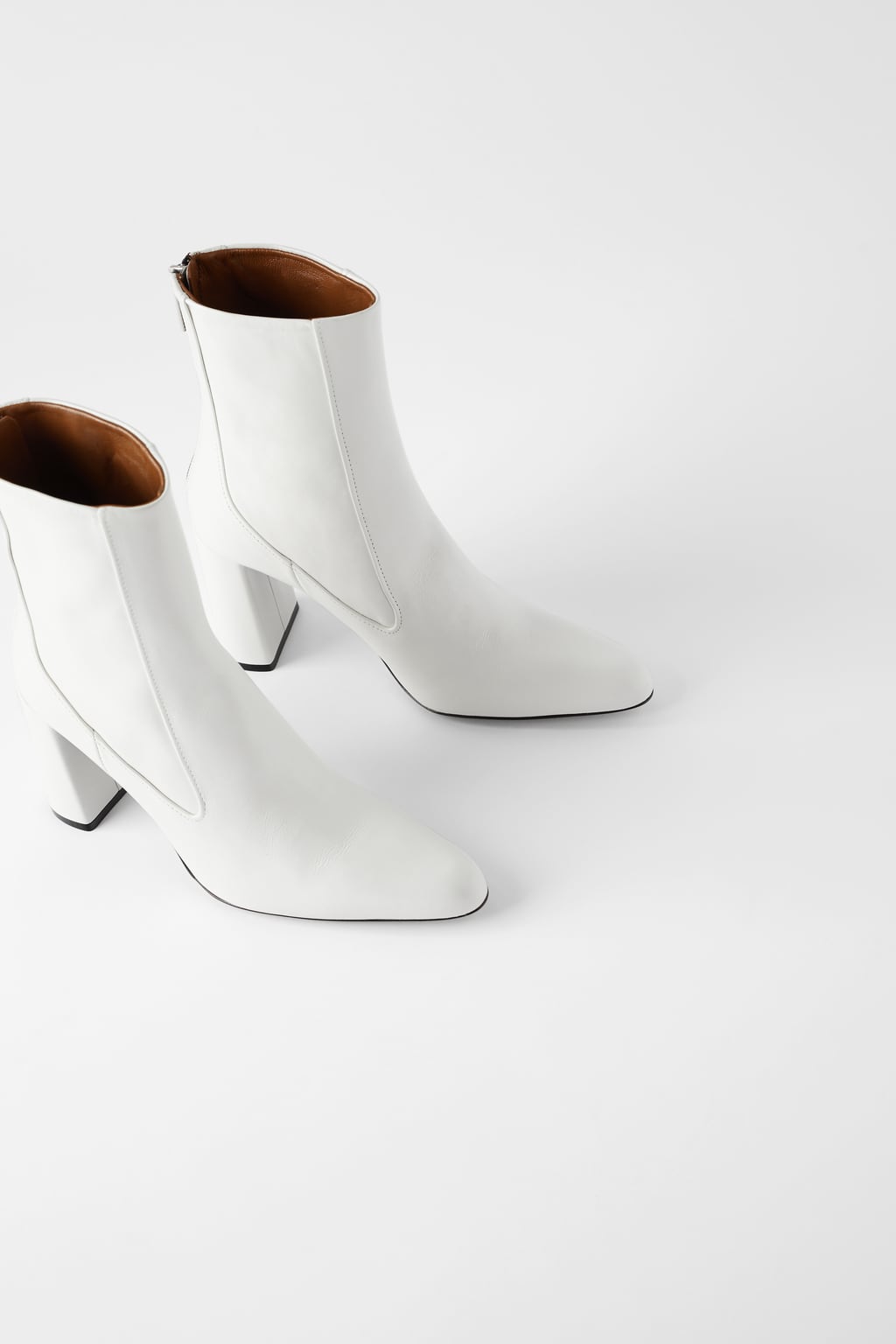 Levantan odio pero también pasiones. Los botines blancos al más puro estilo años 70 de Zara van a conquistar las tendencias de la temporada. (79,95 euros).