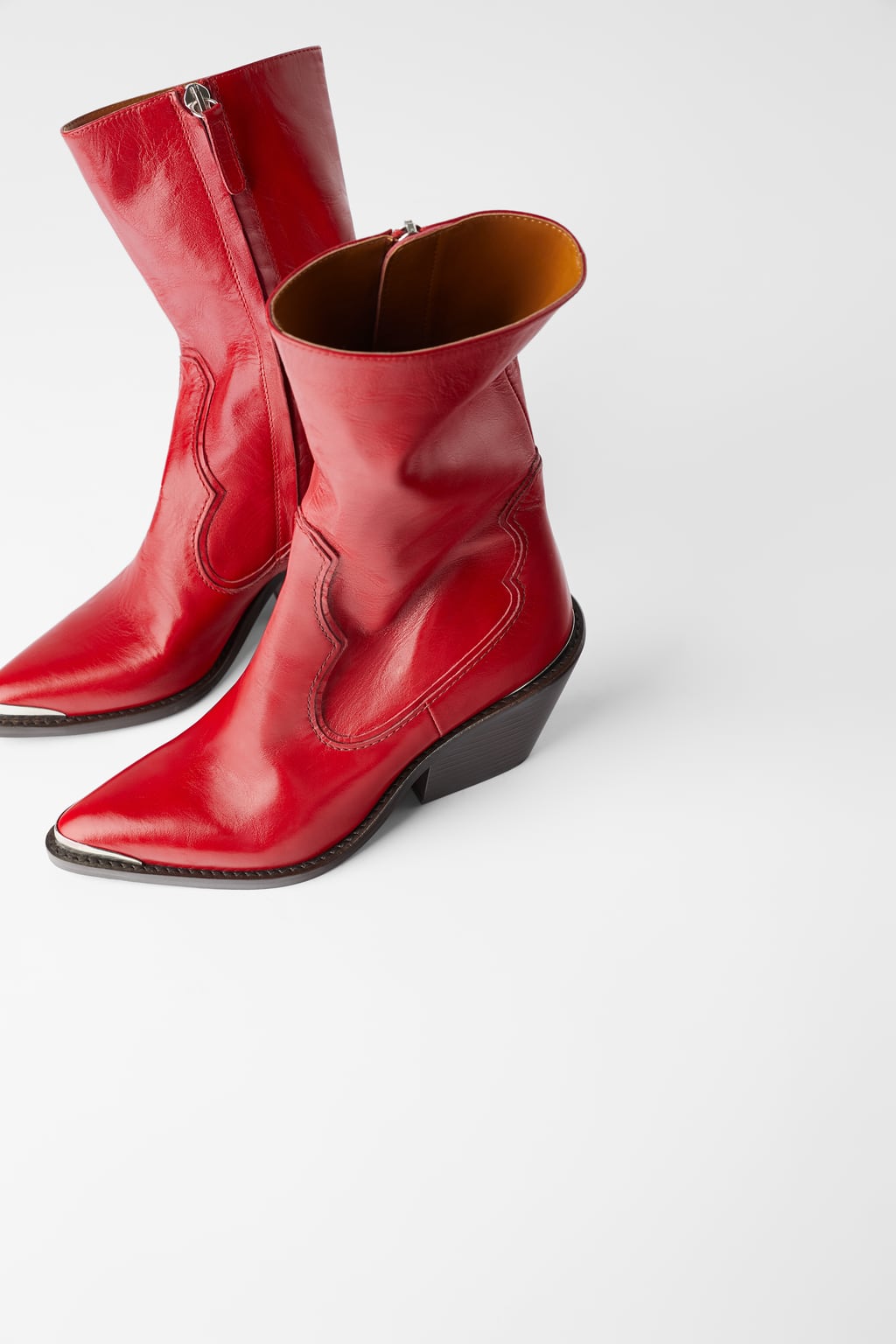 Uno de los botines más buscados de Zara son estos rojos estilo cowboy de la nueva colección. Algunas influencers como  María Fernández-Rubíes  o María Pombo ya los tienen y sientan de maravilla con jeans. (89,95 euros).
