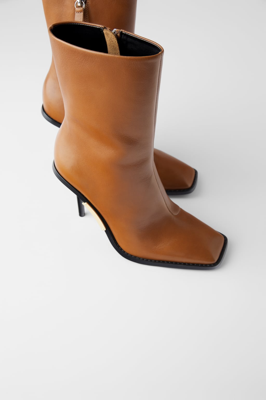 Botines de piel color cuero de Zara. ¡Un best seller! Están casi agotados... (89,95 euros).