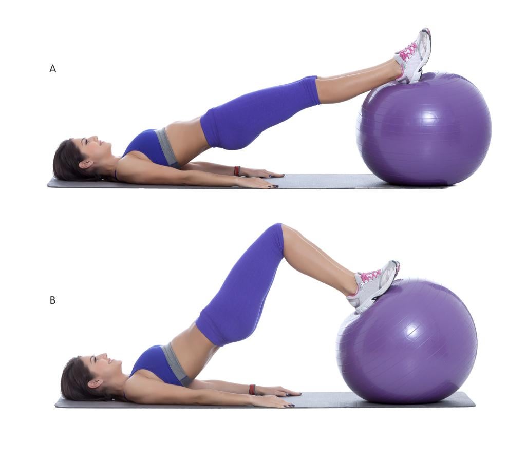 Tumbada boca arriba apoya los pies en la pelota medicinal. Contrae bien los glúteos y eleva la pelvis todo lo que puedas mientras contraes también los muslos. Con los glúteos apretados flexiona las rodillas. Aguanta la postura durante unos segundos y vuelve a bajar la pelvis y a estirar los pies. Haz 3 series de 10 repeticiones.