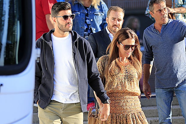 Miguel Torres acompaña a Paula Echevarría, en el primer día de cole de su hija.