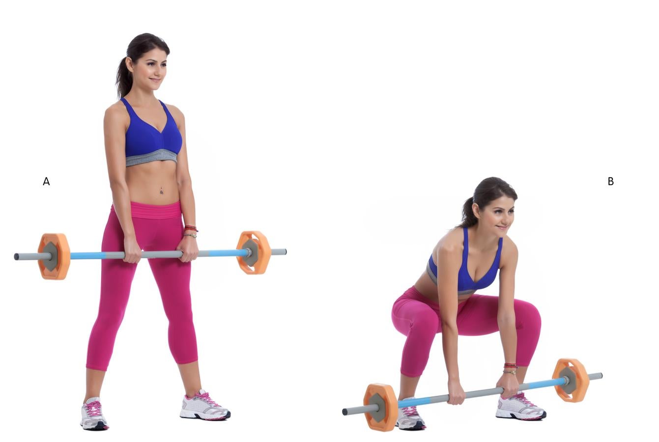 Este movimiento se enfoca en tus isquiotibiales, cuádriceps y glúteos. Soporta el peso con los brazos estirados hacia abajo justo por delante de la cintura. Coloca los pies a la altura de tus hombros, con los tobillos un poco abiertos. Mantén la espalda erguida y flexiona las piernas tan abajo como te sea posible desplazando tus muslos hacia atrás y doblando las rodillas. Realiza una pequeña pausa, y sube hasta la posición inicial lentamente.