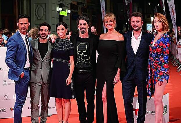Parte del elenco de la serie 'No te puedes esconder' en la alfombra naranja.