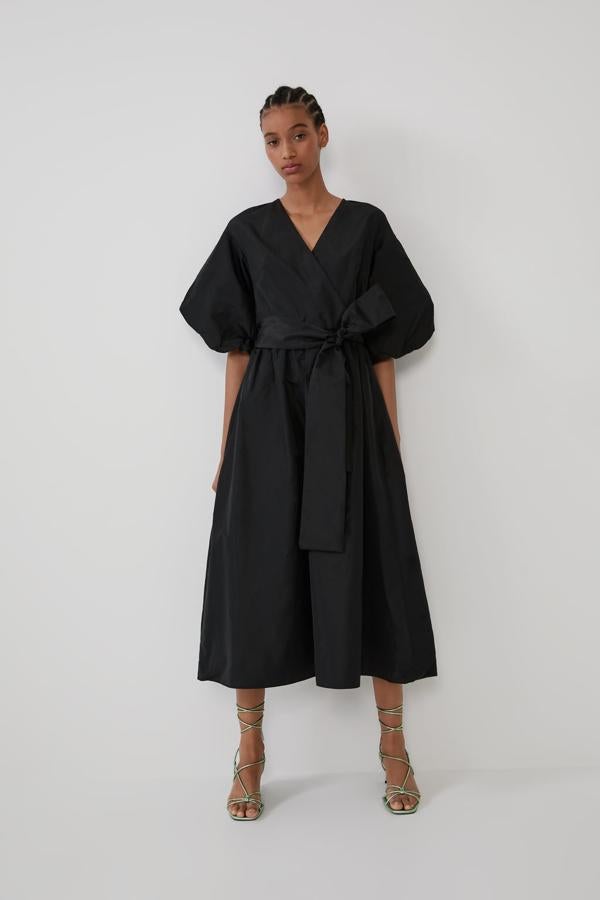 Si eres una enamorada del color negro, pero también de los detalles de mangas y cuerpo abullonado, hemos encontrado el vestido que mejor se adapta a tus gustos. ¿Lo mejor? Podrás esconder esos kilitos de más del verano. De Zara, (39,95 euros).