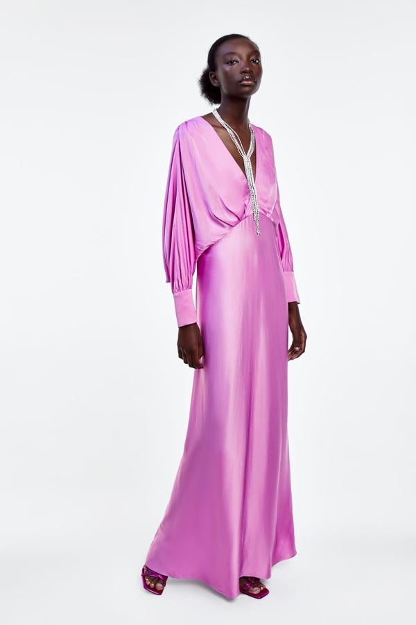 Si eres una enamorada de satén, y también del color rosa, necesitas este vestido en tu vida. Imagínate con él en una boda de día con una didadema. No puede haber un look mejor. De Zara, (69,95 euros).