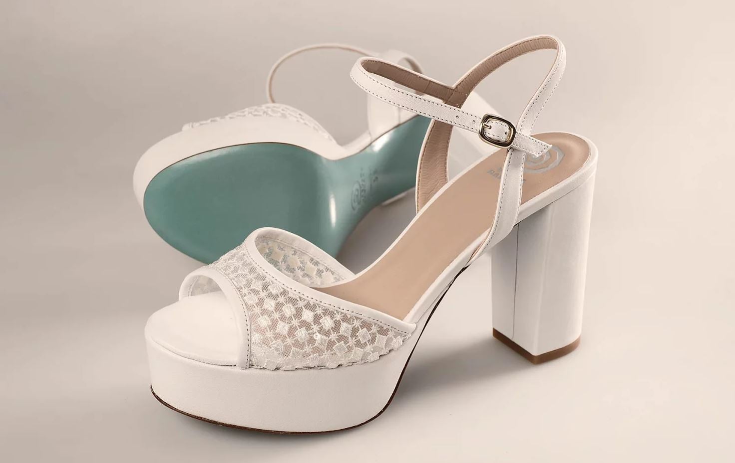 Estas sandalias de tacón ancho, plataforma e inspiración setentera de Úrsula Mascaró son pura inspiración y comodidad (275 euros).