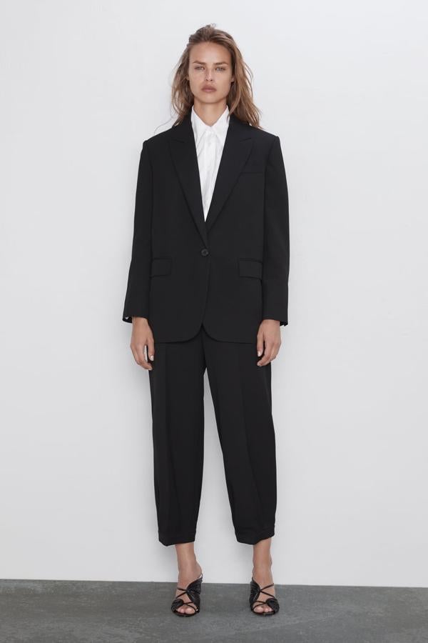 No hay duda, quien tiene una americana negra, tiene un tesoro. ¿lo mejor que puedes hacer? Hacerte con una que siente como un guante. De Zara, (69,95 euros).