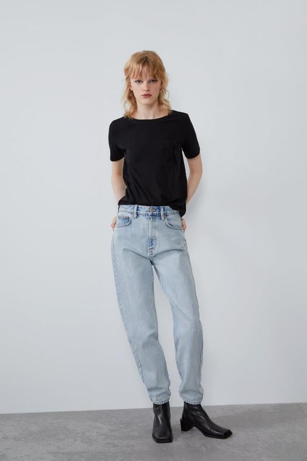 Es imprescindible en cualquier armario. Básica y negra, pega con todo. Palabrita. De Zara, (5,95).