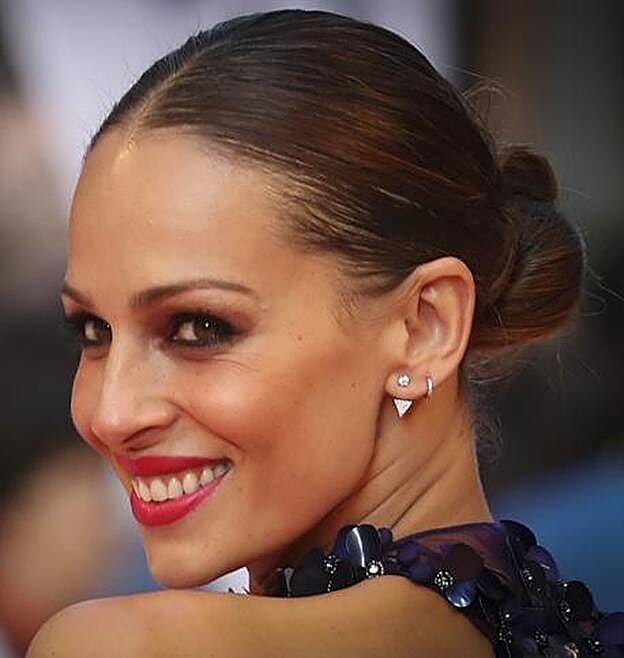 Eva González con el moño pulido en el Festival de cine de Vitoria.