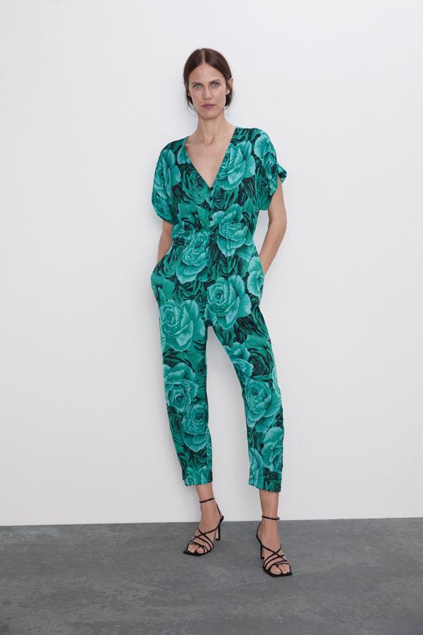 Este mono de Zara con maxi estampado floral en verde agua será la prenda que estés deseando estrenar la próxima primavera pero, ¿cómo no vas a aprovechar a comprarla ahora en los Special Prices por menos de 20 euros?