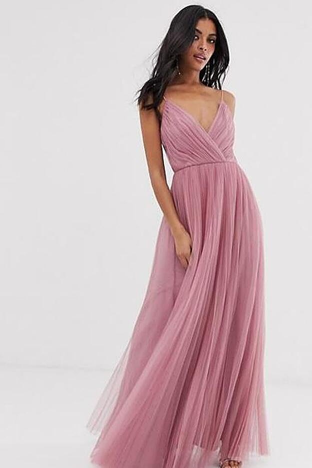 Paula Ordovás nos ha hecho desear un vestido rosa en nuestro armario y en Asos hay propuestas ideales como esta que cuesta 87,99 euros.