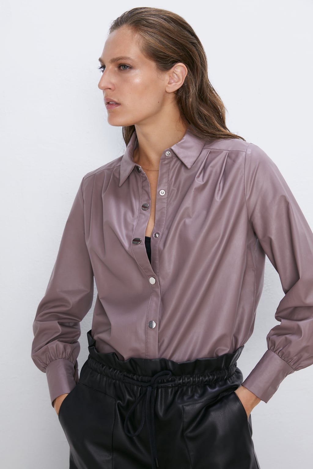 Camisa efecto piel en tono gris lavanda. ¡Estilazo! (25,95 euros).