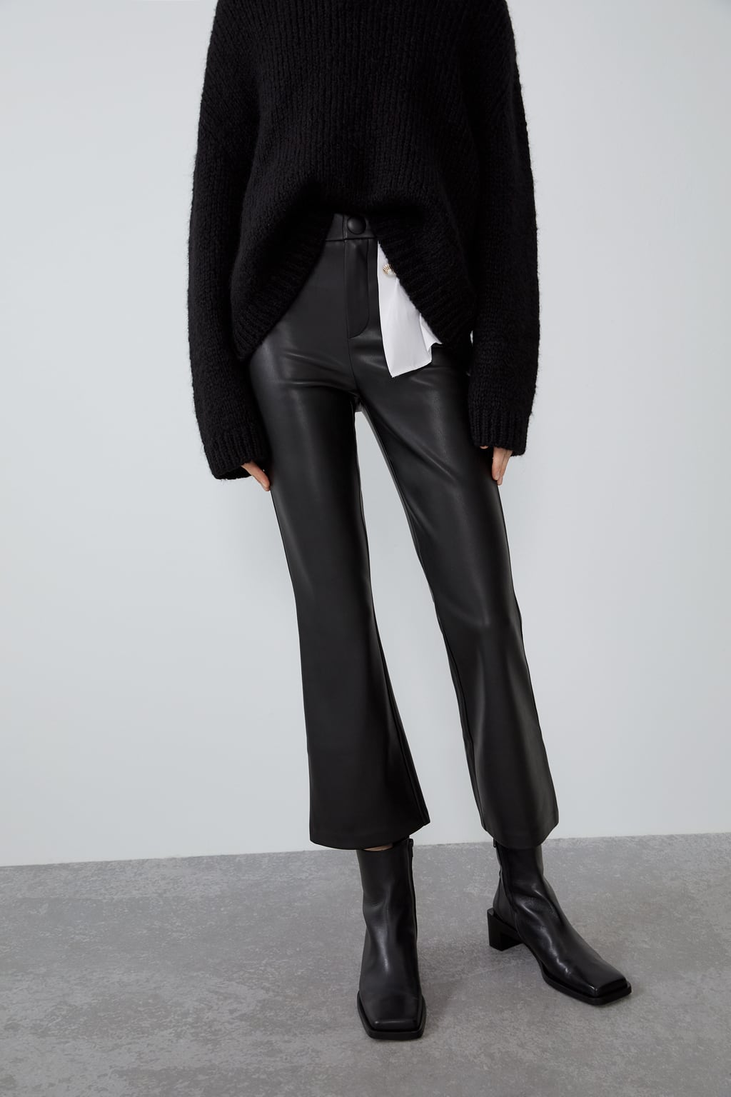 Leggings flare efecto piel que alargan visualmente las piernas. (19,95 euros).