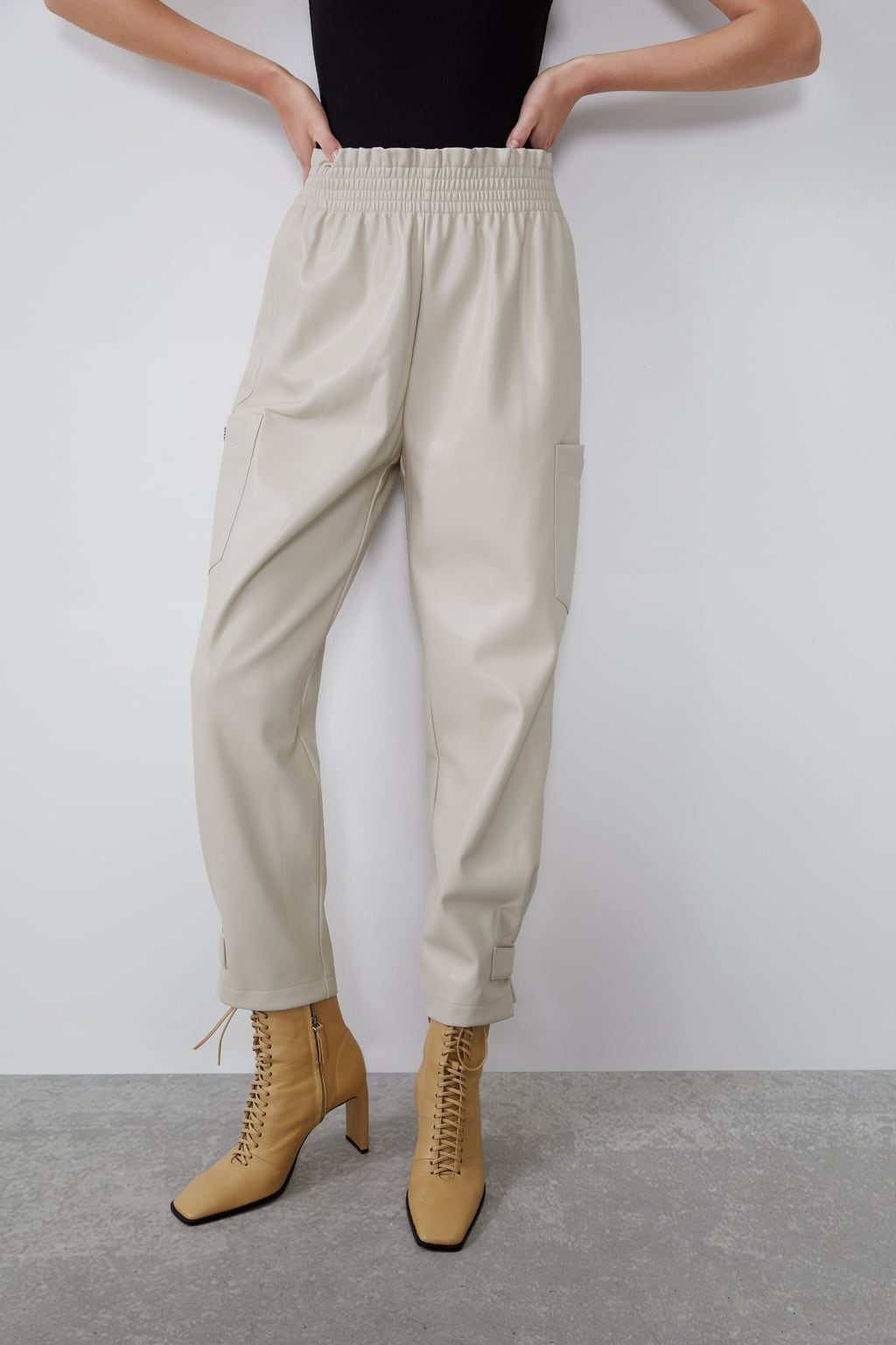 Pantalones cargo efecto piel. La prenda más diferente y original que puedes tener en tu armario. (25,95 euros).