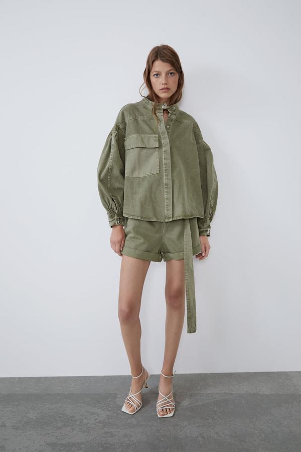 Camisa de cuello redondo con diseño de pliegues y en color khaki, 29,95 euros.