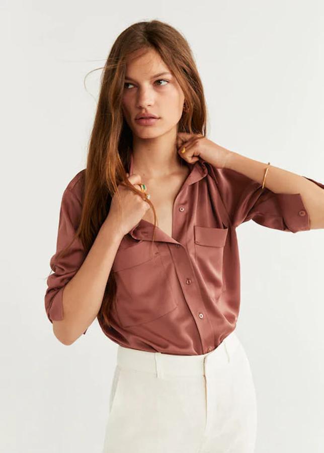 Camisa satinada con bolsillos frontales, 29,95 euros.