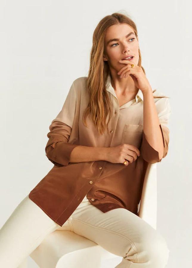 Camisa de seda en color marrón y blanco roto, 59,99 euros.