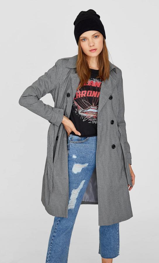 Stradivarius apuesta por el modelo estampado como esta de cuadros (35,99 euros). También la hay disponible en animal print.