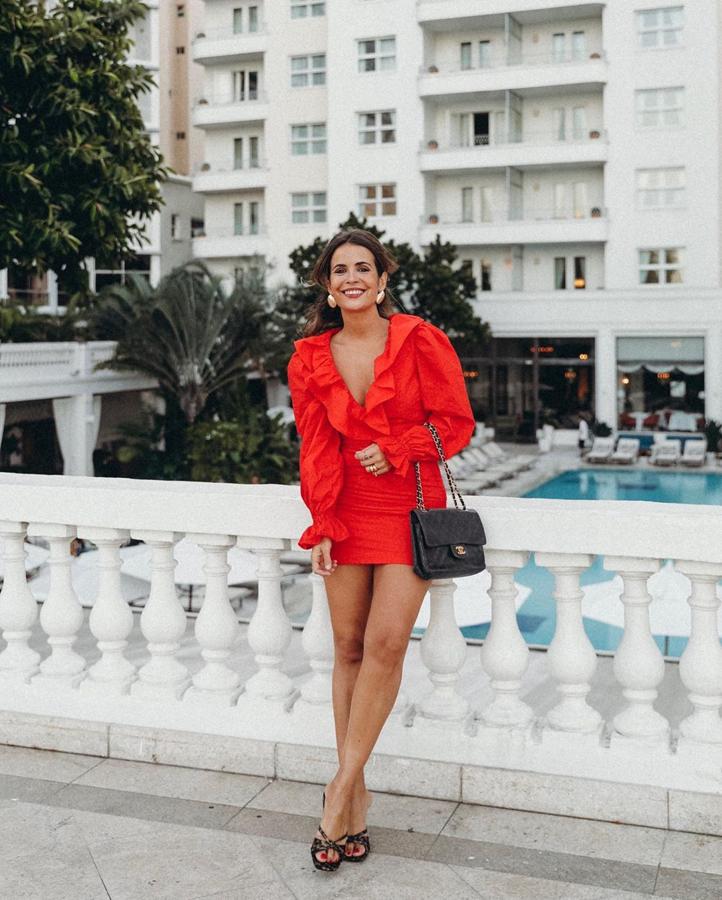 El rojo es uno de sus colores favoritos (y el nuestro, no te pierdas  nuestra selección de vestidos en este tono ) y con  este look de Revolve con vestido mini con volantes en el escote caímos rendidas a sus pies .