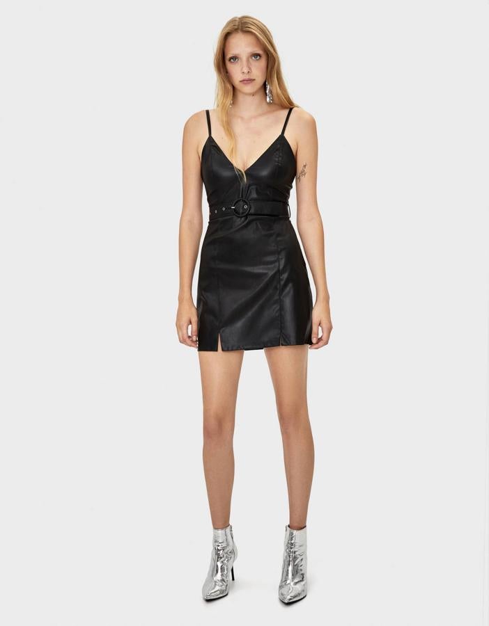Para tus looks más sexys, atrevidos y cañeros, este mini vestido de Bershka con acabado efecto piel en color negro (25.99 euros).