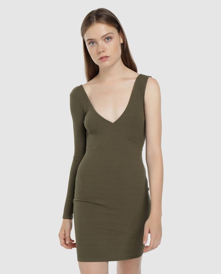 Este mini vestido de canalé verde militar con escote asimétrico súper ajustado es perfecto para presumir de curvas. Es de Easy Wear y cuesta 19.99 euros en El Corte Inglés.