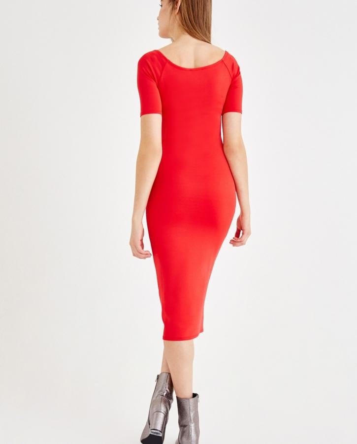 Rojo y ajustado, perfecto para marcar curvas, este vestido de Oxxo cuesta 25.99 euros en El Corte Inglés.