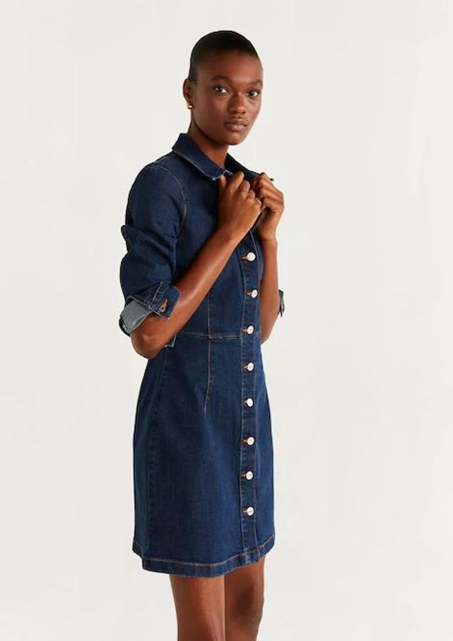 Camisero pero de corte recto para realzar la silueta. Lo puedes llevar cerrado como vestido o abierto como una sobrecamisa con un vestido mini debajo. Es de Mango (29,99 euros).