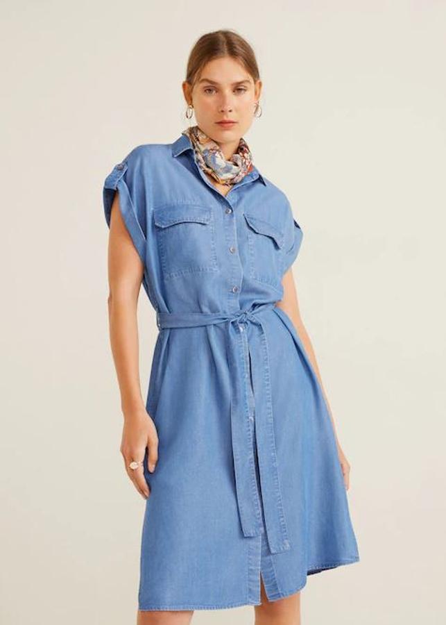 De corte más clásico y un tejido más fluido, para llevar estos días que todavía no hace frío del todo. Aunque también te quedará ideal con unas medias y botines cowboy. Es de Mango (29,99 euros).