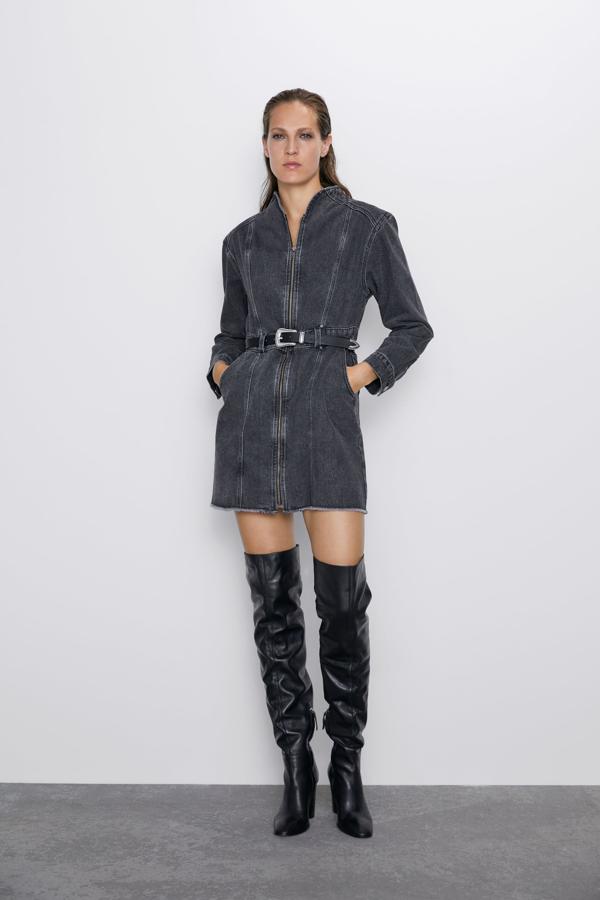 Este es el más rockero y nocturno de toda nuestra selección. Es de manga larga, se cierra con cremallera y lleva cinturón de piel. Que espectacular como look de fiesta con unas botas altas de piel, como lo proponen en Zara (29,95 euros).