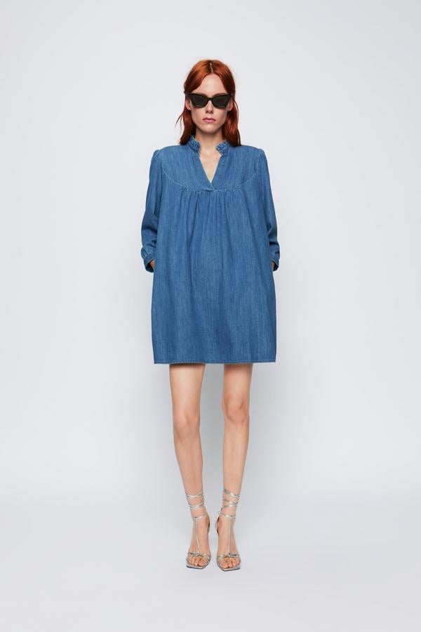 De corte amplio, muy baby doll, con un tejido denim ligero ideal para los primeros días de otoño. Es de Zara (29,95 euros).