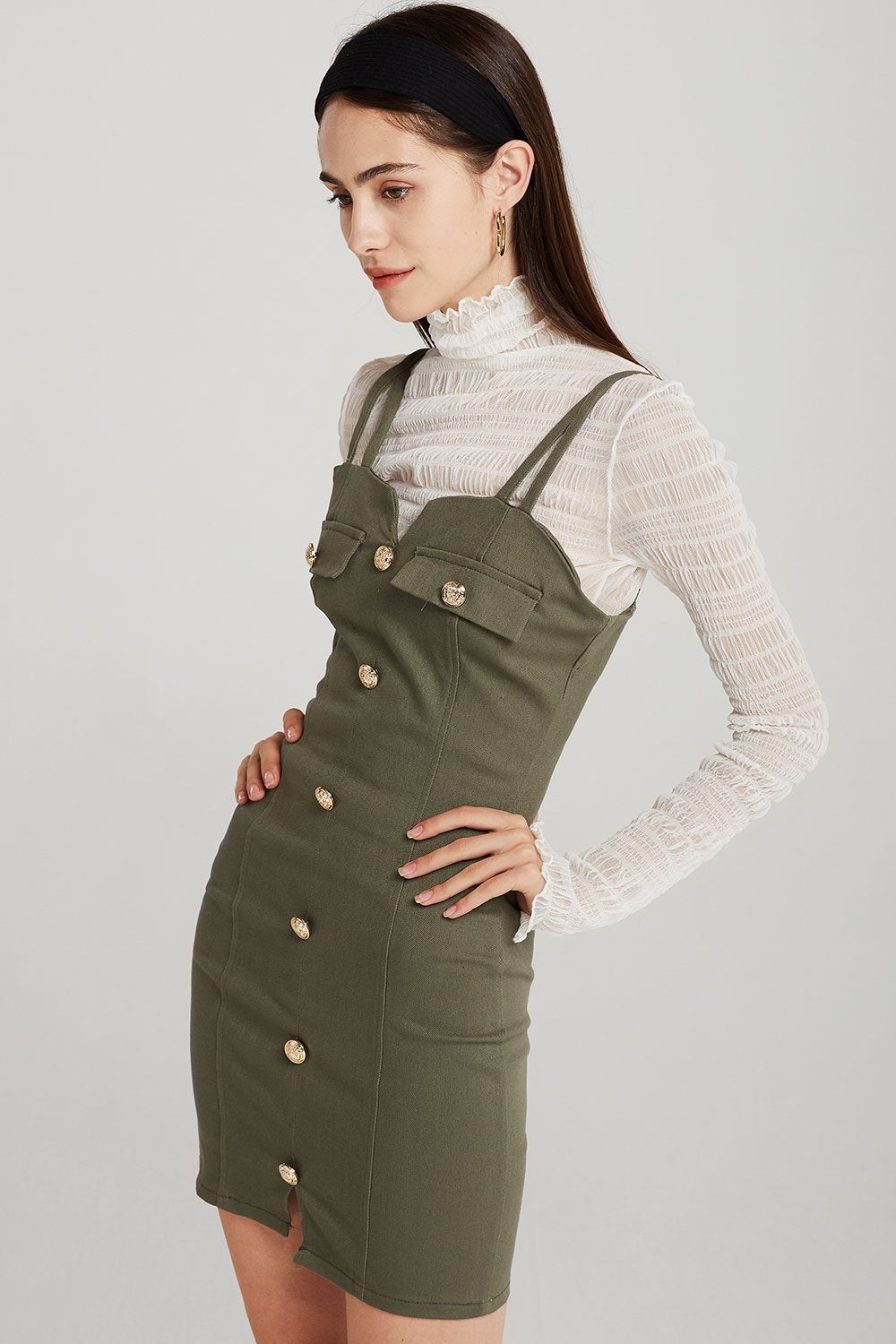 Sexy y favorecedor: vestido ajustado verde militar con botones combinado con top nido de abeja. (69,95 euros).