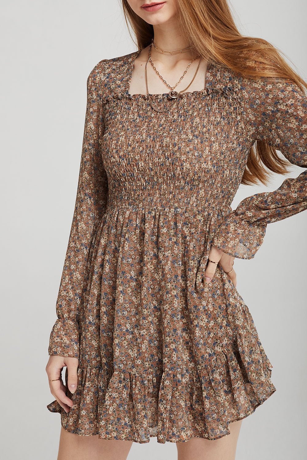 Vestido fluido con tejido nido de abeja y estampado de flores con colores 100% otoñales. (64,95 euros).