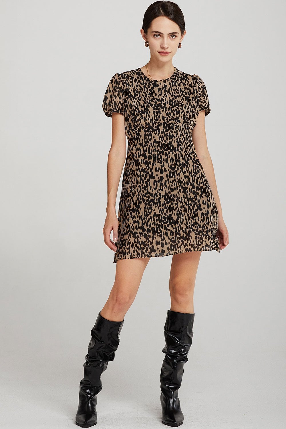 Vestido con estampado de leopardo y mangas abullonadas. (68,95 euros).