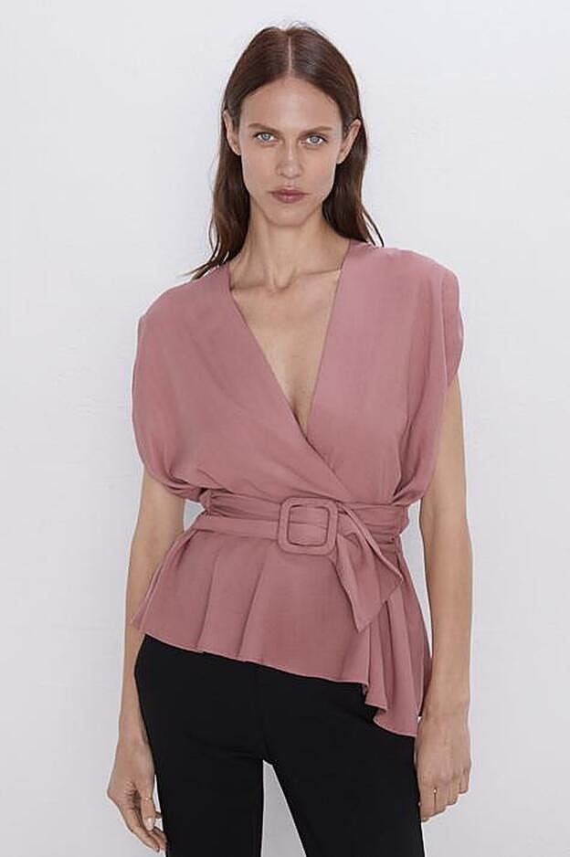 Top rosa empolvado con cinturón de la nueva colección de Zara (25,95 eruos).