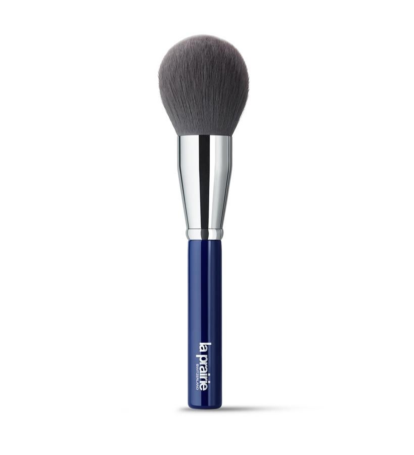 Elaborada con las cerdas sintéticas más avanzadas y de la más alta calidad, se desliza delicadamente para aplicar los polvos sueltos de manera sutil.  Loose Powder Brush de La Prairie  (114 €).