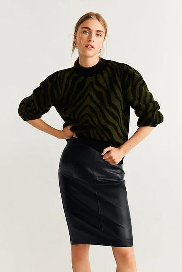 Falda de imitación piel de Mango (25,99 euros).