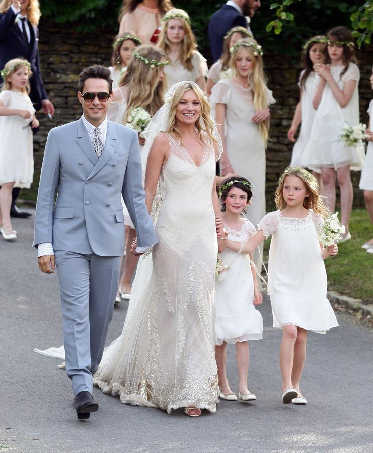 Kate Moss es la reina del 'boho chic', de eso no hay duda. Su vestido de novia lo demostraba. Lleno de pedrería y con escote pico, era un diseño que solo podía lucir a la perfección ella misma. Firmado por John Galliano, era un sueño para las novias alternativas.