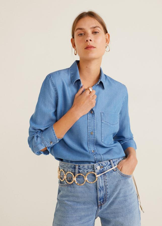 Esta camisa vaquera pasa de 29.99 a 19.99 euros en las rebajas 'mid season' de Mango.